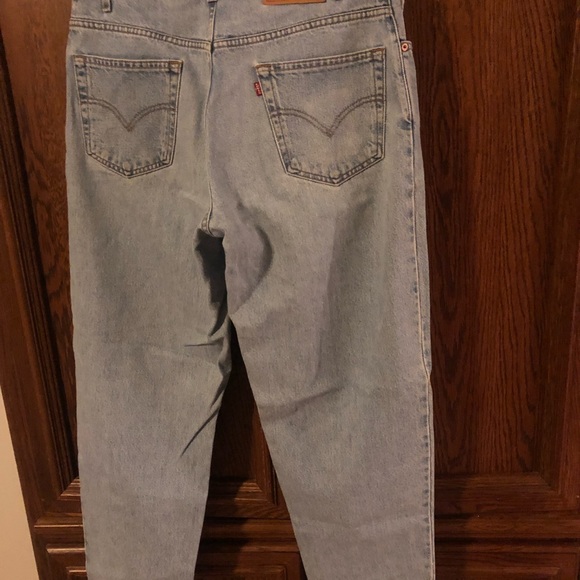 560 Levi’s, Loose Fit Tapered Leg, 36 x 32 - Picture 2 of 8